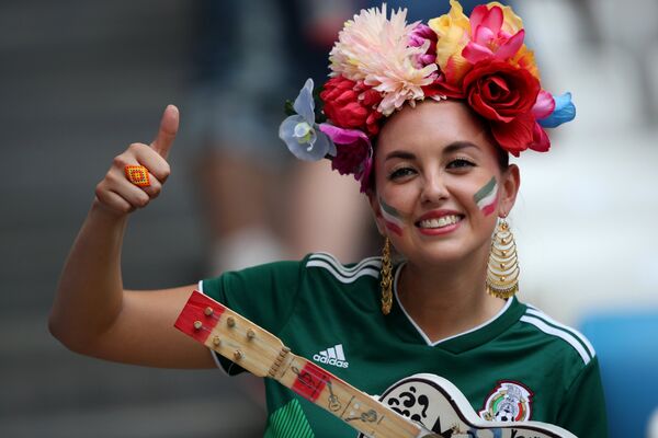 Nữ cổ động viên cho đội tuyển Mexico trước trận đấu vòng 1/8 của World Cup 2018 giữa hai đội Brazil và Mexico. - Sputnik Việt Nam