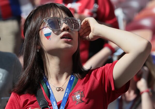 Nữ cổ động viên trước trận đấu vòng 1/8 của World Cup 2018 giữa hai đội Tây Ban Nha và Nga. - Sputnik Việt Nam