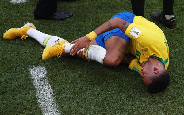 Cầu thủ bóng đá người Brazil Neymar trong khi trận đấu World Cup giữa đội tuyển Brazil và Mexico - Sputnik Việt Nam