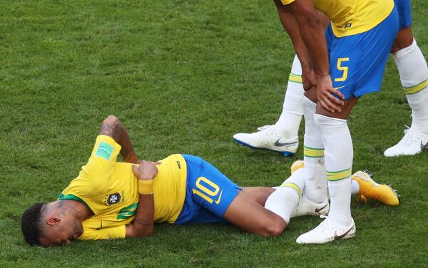 Cầu thủ bóng đá người Brazil Neymar trong khi trận đấu World Cup giữa đội tuyển Brazil và Mexico - Sputnik Việt Nam