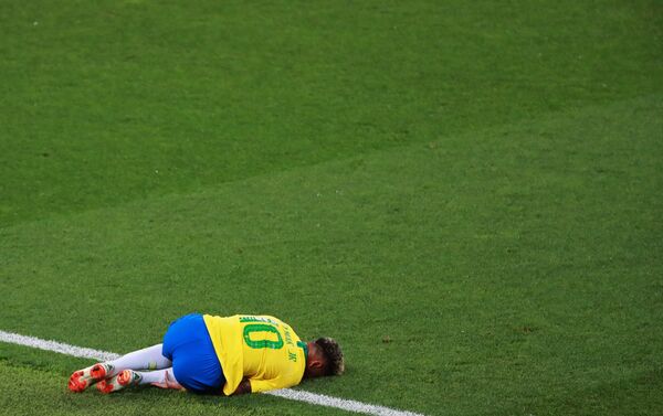 Cầu thủ bóng đá người Brazil Neymar trong khi trận đấu vòng bảng World Cup giữa đội tuyển Serbia và Brazil - Sputnik Việt Nam