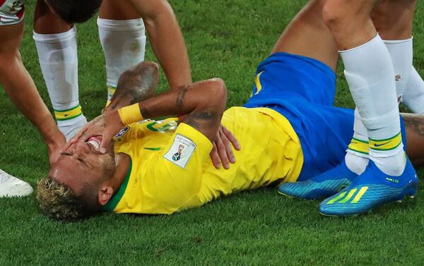 Cầu thủ bóng đá người Brazil Neymar trong khi trận đấu vòng bảng World Cup giữa đội tuyển Serbia và Brazil - Sputnik Việt Nam