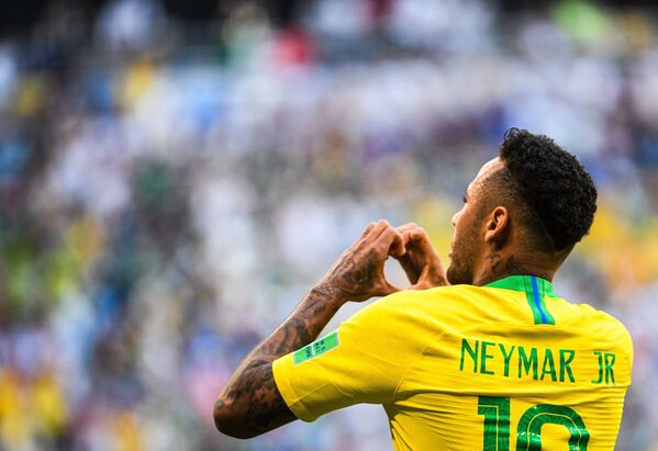Neymar, Brazil. Nếu không để tâm đến những lần lăn lộn, ăn vạ và các màn trình diễn sân khấu khác của Neymar, cần phải thừa nhận anh đã trình diễn một lối chơi tuyệt vời . - Sputnik Việt Nam