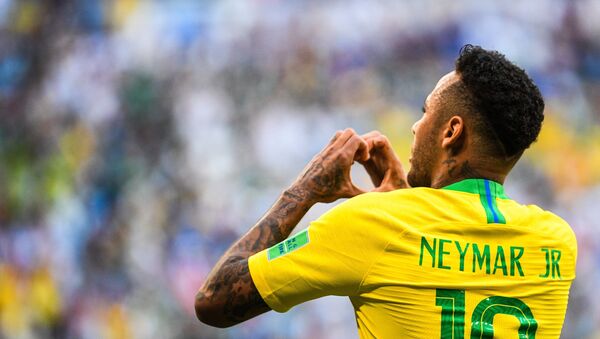 Neymar, Brazil. Nếu không để tâm đến những lần lăn lộn, ăn vạ và các màn trình diễn sân khấu khác của Neymar, cần phải thừa nhận anh đã trình diễn một lối chơi tuyệt vời . - Sputnik Việt Nam