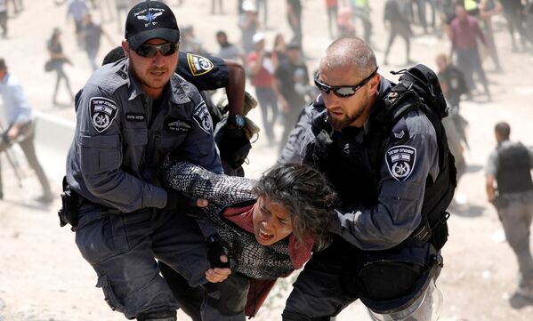 Cảnh sát Israel bắt giữ một cô gái Palestine ở Bờ Tây sông Jordan - Sputnik Việt Nam