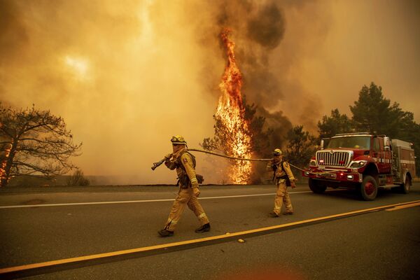 Nhân viên cứu hỏa dập tắt cháy rừng ở Clearlake Oaks, California - Sputnik Việt Nam