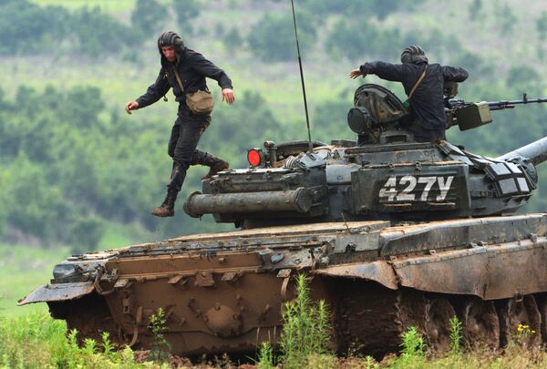 Ê-kíp điều khiển xe tăng T-72 tại thao trường Sergeevsky ở vùng Primorsky, Liên bang Nga - Sputnik Việt Nam