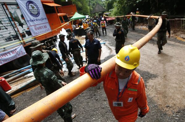 Lực lượng cứu hộ với đường ống dẫn nước trong hoạt động cứu hộ gần một hang động ở Thái Lan - Sputnik Việt Nam