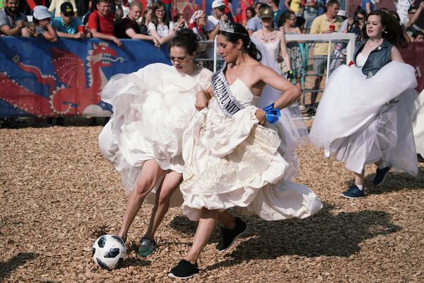 Những người tham gia trận đấu giữa các cô dâu tại Liên hoan người hâm mộ FIFA ở Kazan - Sputnik Việt Nam