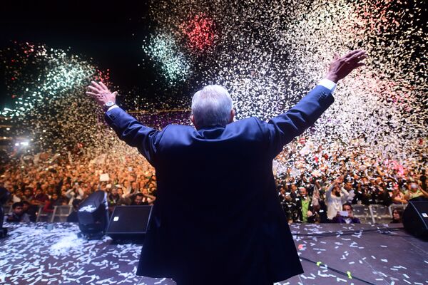 Tổng thống mới đắc cử của Mexico Manuel Lopez Obrador chào đón những người ủng hộ sau khi công bố kết quả bầu cử - Sputnik Việt Nam