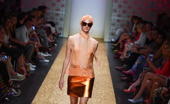 Người mẫu thời trang đang trình diễn bộ sưu tập của thương hiệu Marc Cain tại Tuần lễ thời trang ở Berlin - Sputnik Việt Nam