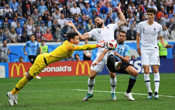 Trận đấu vòng tứ kết giữa đội tuyển Uruguay và đội tuyển Pháp - Sputnik Việt Nam