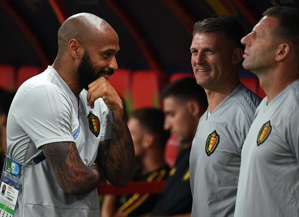 Thierry Henry trong khi trận đấu vòng tứ kết giữa đội tuyển Brazil và đội tuyển Bỉ Thierry Henry trong khi trận đấu vòng tứ kết giữa đội tuyển Brazil và đội tuyển Bỉ - Sputnik Việt Nam