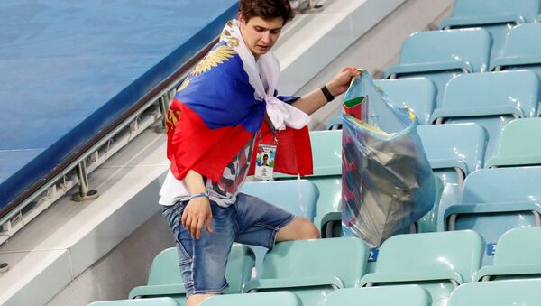 CĐV Nga vẫn nán lại nhặt rác sau trận đấu vòng tứ kết World Cup giữa đội tuyển Nga và Croatia - Sputnik Việt Nam