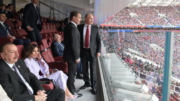 Vladimir Putin và Dmitry Medvedev xem trận đấu mở màn World Cup giữa Nga và Saudi Arabia - Sputnik Việt Nam