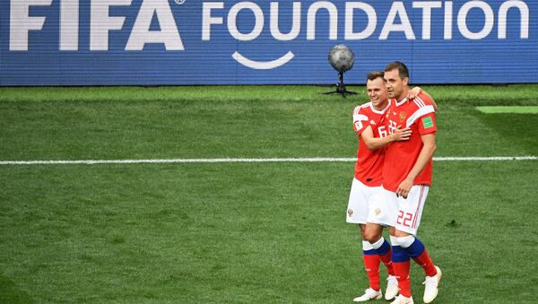 Artem Dzyuba và Denis Cheryshev trong khi trận đấu mở màn World Cup giữa Nga và Saudi Arabia - Sputnik Việt Nam