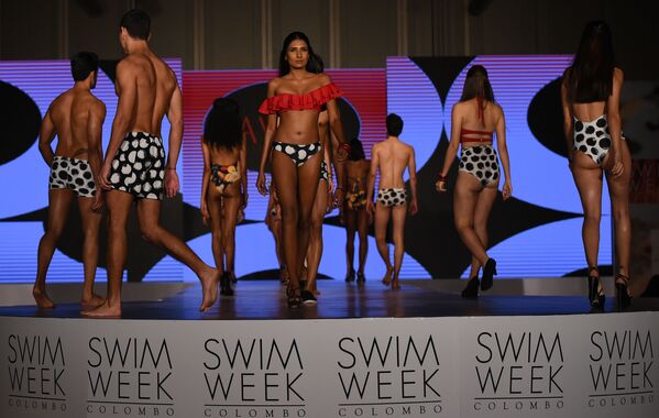 Người mẫu giới thiệu bộ sưu tập Aviva tại Tuần lễ thời trang bãi biển ở Colombo, Sri Lanka - Sputnik Việt Nam
