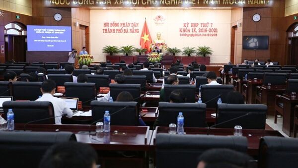 Chiều ngày 9/7, tại phiên họp thứ 1, Kỳ họp thứ 7, HĐND TP Đà Nẵng khóa IX (nhiệm kỳ 2016-2021), các đại biểu HĐND đã tiến hành bầu các chức danh chủ chốt của UBND TP và HĐND TP Đà Nẵng. - Sputnik Việt Nam