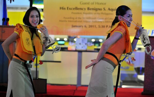 Tiếp viên của hãng hàng không Cebu Pacific khiêu vũ trong lớp học nghề về an toàn trên máy bay tại phi trường Manila - Sputnik Việt Nam