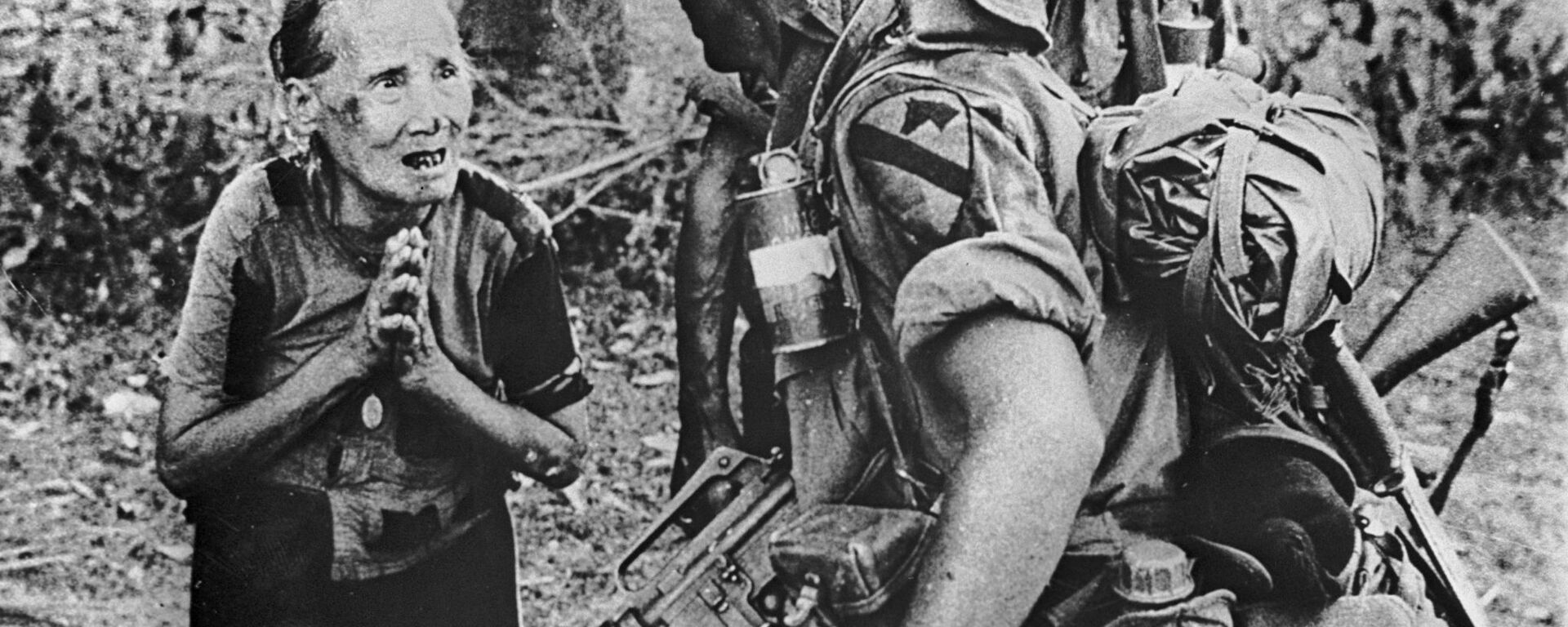 Американские военные и жительница одной из сожженных солдатами США вьетнамских деревень - Sputnik Việt Nam, 1920, 15.10.2022