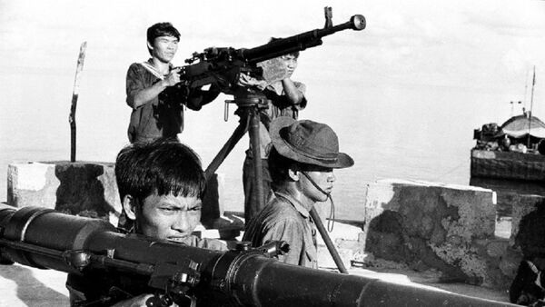 Tập trận bắn đạn thật trên đảo Thuyền Chài. - Sputnik Việt Nam