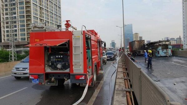 Cảnh sát PCCC Hà Nội phải điều 3 xe cứu hoả đến để dập tắt đám cháy. - Sputnik Việt Nam
