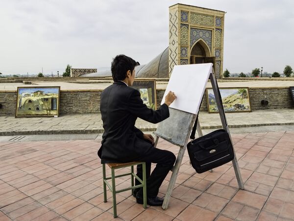 Nghệ sĩ ở trung tâm Samarkand, Uzbekistan - Sputnik Việt Nam