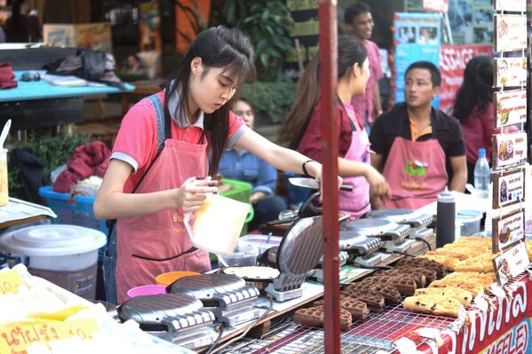 Chợ phiên cuối tuần ở thành phố Chiang Mai, Thái Lan - Sputnik Việt Nam