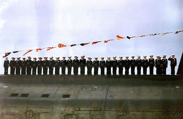Thủy thủ đoàn của tàu ngầm “Kursk” trong lễ kỷ niệm Ngày Hải quân - Sputnik Việt Nam