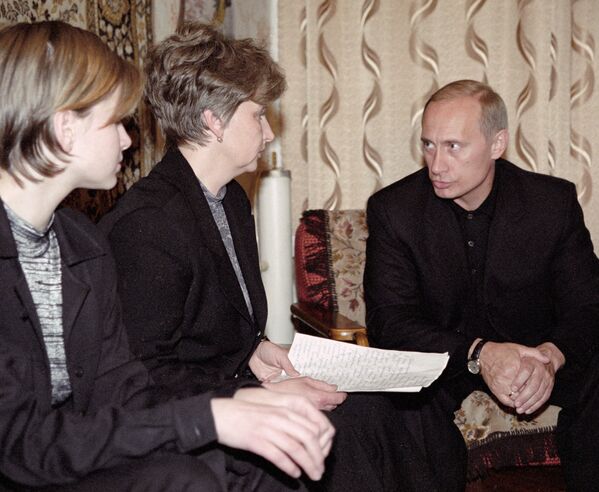 Tổng thống Putin tại gia đình người chỉ huy tàu ngầm “Kursk” Lyachin - Sputnik Việt Nam