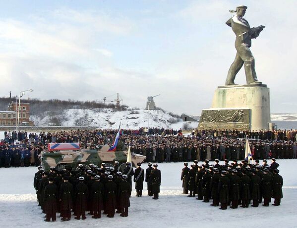 Buổi lễ tưởng niệm thủy thủ đoàn của tàu ngầm “Kursk” ở cảng Severomorsk - Sputnik Việt Nam