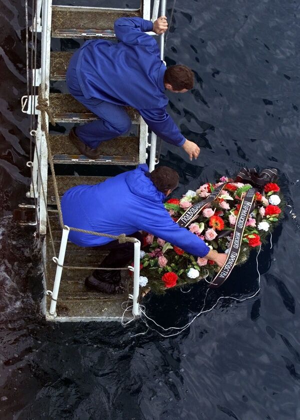 Các thủy thủ Nga đặt vòng hoa tưởng niệm 118 thủy thủ của tàu ngầm hạt nhân “Kursk” bị chìm - Sputnik Việt Nam