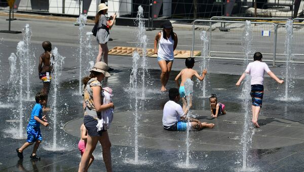 Жители Канады спасаются от жары в фонтанах Монреаля - Sputnik Việt Nam