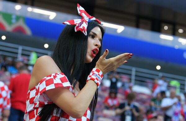 Nữ CĐV đội Croatia trước trận đấu bán kết của World Cup giữa các đội tuyển quốc gia Croatia và Anh - Sputnik Việt Nam