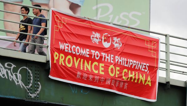 Tấm băng rôn với dòng chữ Chào mừng đến Philippines, tỉnh của Trung Quốc treo trên một cây cầu bộ hành ở Manila ngày 12-7 - Sputnik Việt Nam