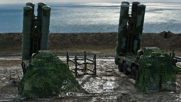 Hệ thống tên lửa phòng không S-400 Triumph của trung đoàn phòng không ở Feodosia, Crimea. Lưu trữ ảnh - Sputnik Việt Nam