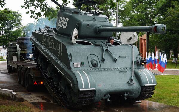 Quân nhân Primorye phục chế xe tăng Sherman thời Chiến tranh Vệ quốc Vĩ đại - Sputnik Việt Nam