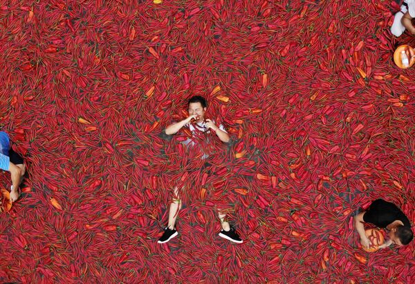 Người tham gia cuộc thi ăn ớt ở Ningxiang, Trung Quốc - Sputnik Việt Nam