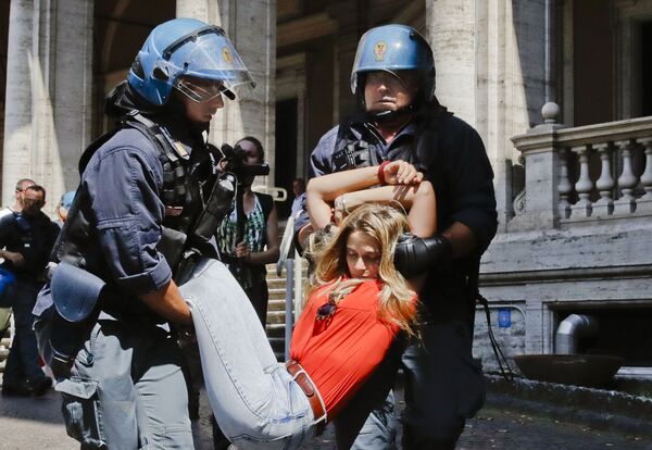 Cảnh sát kéo người biểu tình gần Bộ Giao thông vận tải ở Rome,Ý - Sputnik Việt Nam