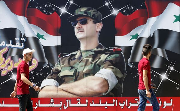 Tấm áp phích với chân dung Tổng thống Syria Bashar Assad trên phố ở trung tâm Damascus - Sputnik Việt Nam