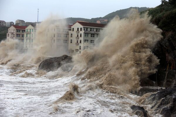 Sóng trong cơn bão Maria ở tỉnh Chiết Giang, Trung Quốc - Sputnik Việt Nam