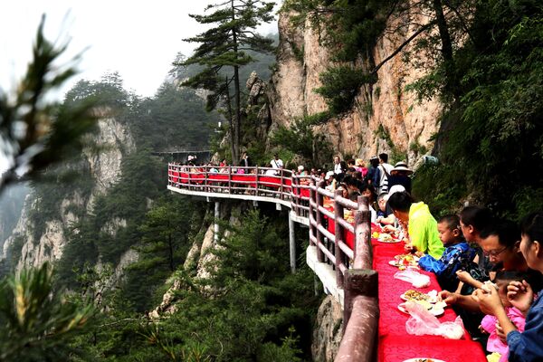 Khách du lịch trong một bữa tiệc ở độ cao 2000 mét trên núi Laojun ở  tỉnh Hà Nam, Trung Quốc - Sputnik Việt Nam