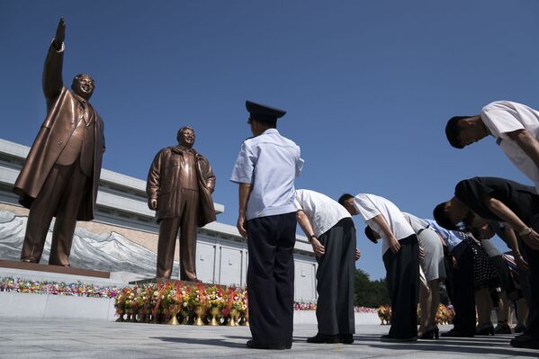 Bắc Triều Tiên vinh danh những bức tượng của Kim Il Sung và Kim Jong Il tại Bình Nhưỡng vào đêm trước ngày giỗ của Kim Il Sung - Sputnik Việt Nam