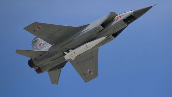 Máy bay đánh chặn MiG-31K cùng tên lửa siêu thanh Kinzhal - Sputnik Việt Nam