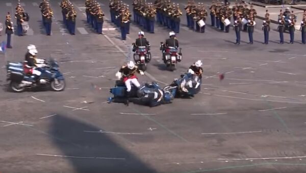 Police motorcyclists collide during Bastille Day parade - Sputnik Việt Nam