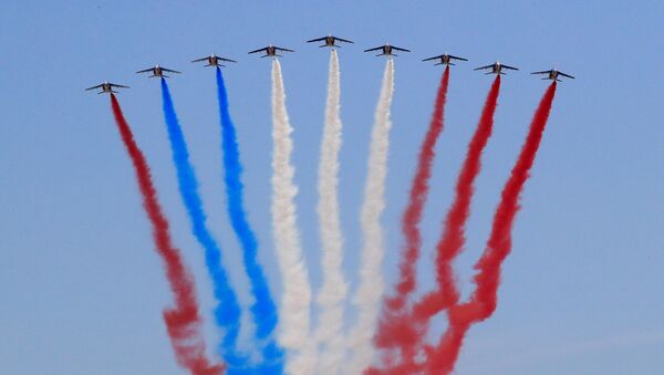 Nhóm biểu diễn không quân Pháp nhầm lẫn màu cờ khi bay qua Paris - Sputnik Việt Nam