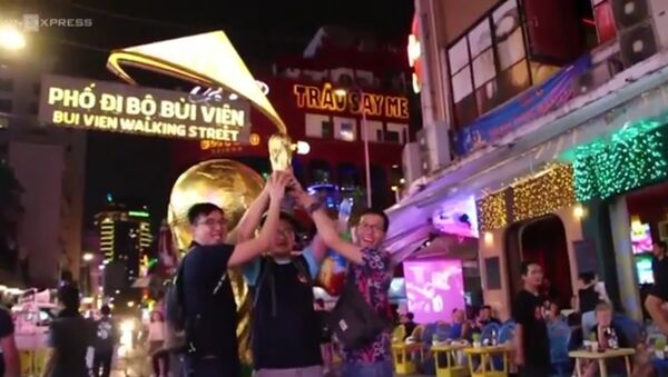 Hướng về World Cup tại Nga: Cúp vàng khổng lồ khuấy động phố Tây Sài Gòn - Sputnik Việt Nam