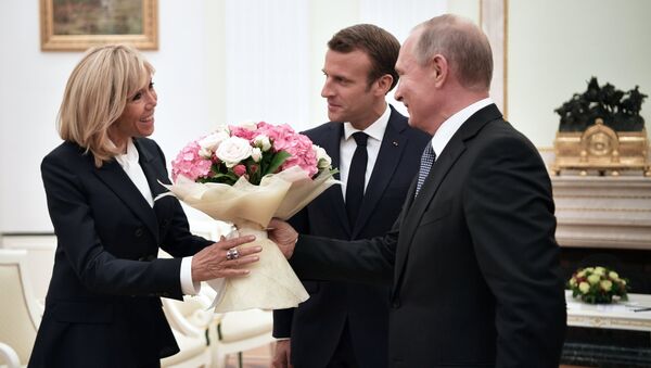 Tổng thống Nga Vladimir Putin trao tặng đệ nhất phu nhân Pháp - bà Brigitte Macron – một bó hoa - Sputnik Việt Nam