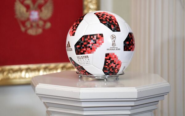 Lễ bàn giao tượng trưng cho Qatar quyền đăng cai World Cup tiếp theo - Sputnik Việt Nam
