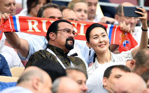 Ngôi sao điện ảnh Stephen Seagal cùng các khán giả dự lễ bế mạc World Cup 2018 trên sân vận động “Luzhniki” ở Matxcơva - Sputnik Việt Nam
